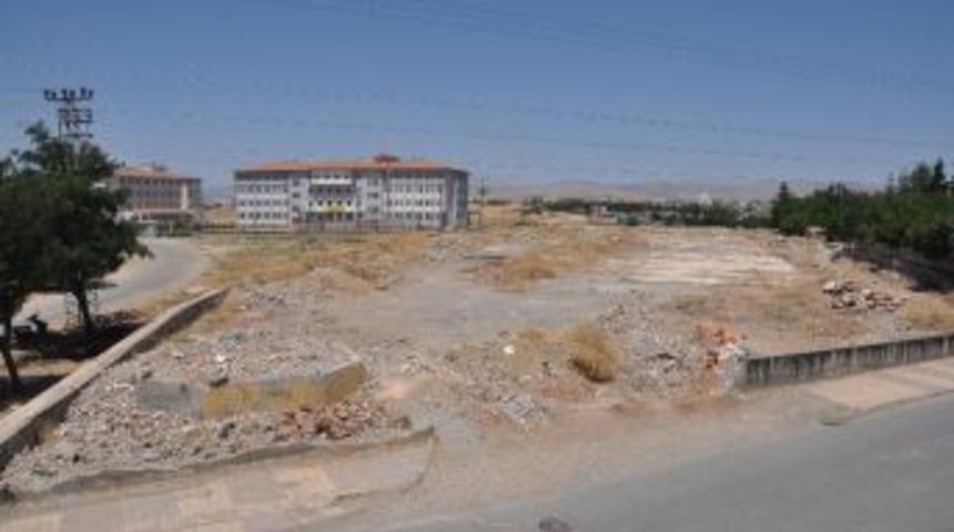 Madde Bağımlıların Yeni Adresi, Eski Tekel Binaları