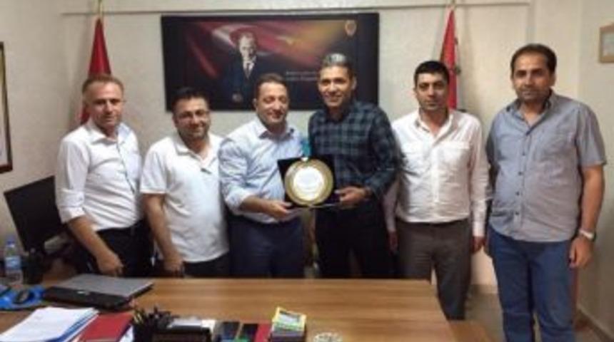 İdil Kuyumcular Derneğinden Emniyet M&uuml;d&uuml;r&uuml;ne Plaket