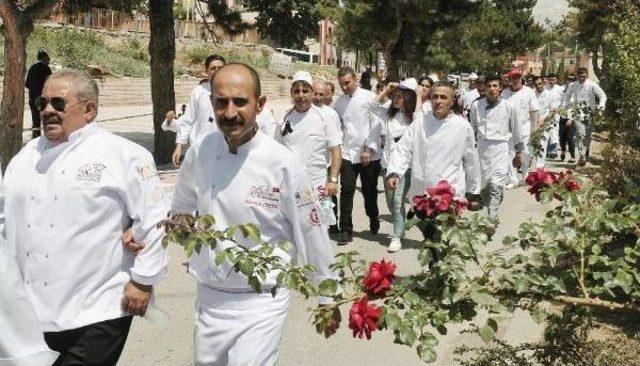 Testi Kebabı Için Yarışan Aşçılar Şehitler Için Yürüdü