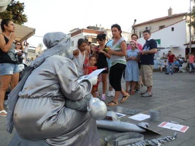 Foça'da Teröre 'canlı Heykel' Protestosu