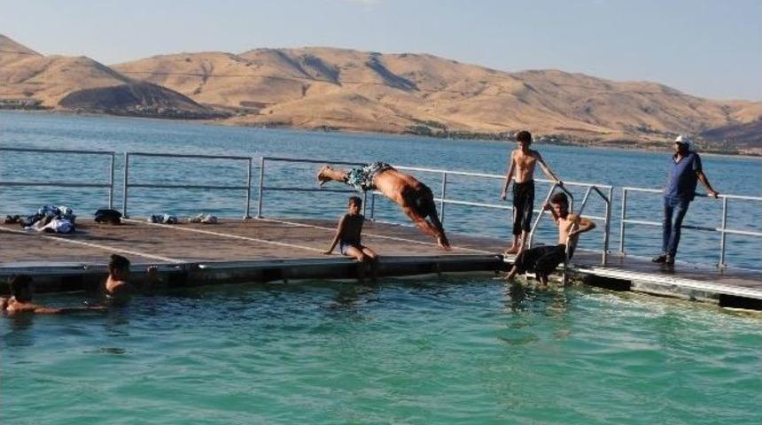 Sıcaktan Bunalan Vatandaşlar Y&uuml;zen Havuzda Serinledi