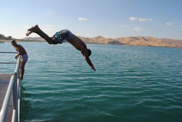 Sıcaktan Bunalan Vatandaşlar Yüzen Havuzda Serinledi