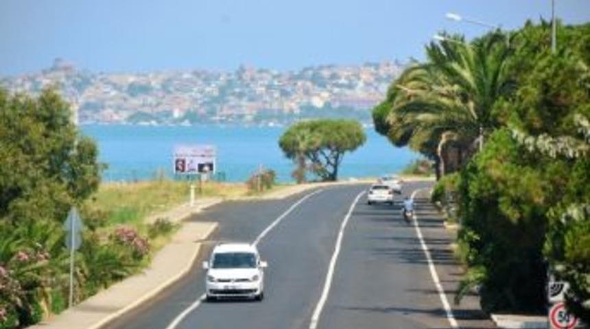 Ayvalık Belediyesince Yapılan Yolların &Ccedil;izgileri De Boyanıyor