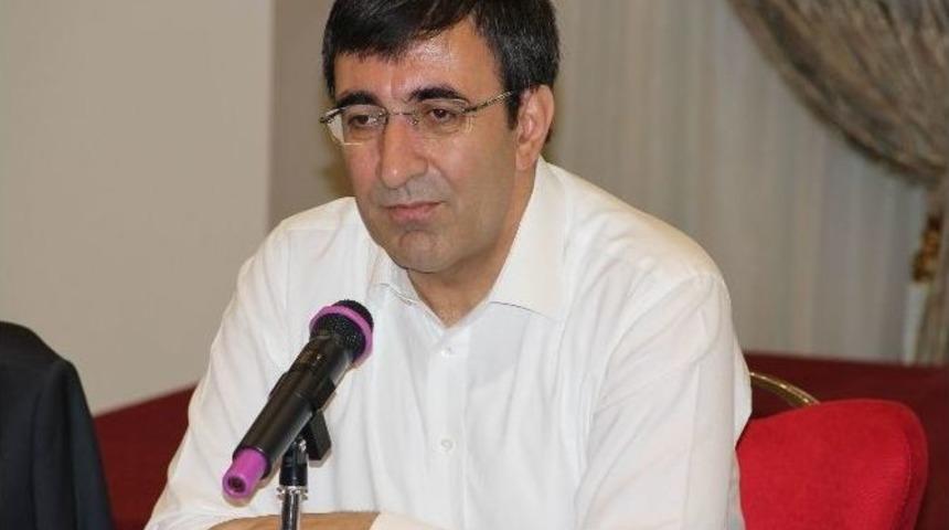 Bakan Yılmaz, Gazetecilerle Bir Araya Geldi
