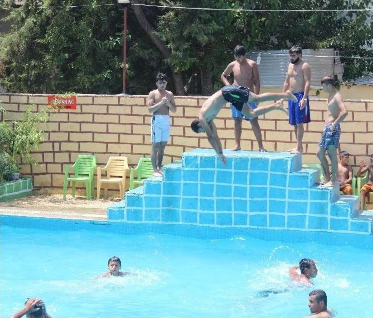 Sıcaktan Bunalan Gen&ccedil;ler Havuza Koştu