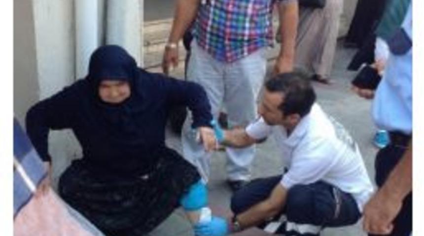 Motosikletli Şahıs Yaşlı Kadına &Ccedil;arpıp Ka&ccedil;tı