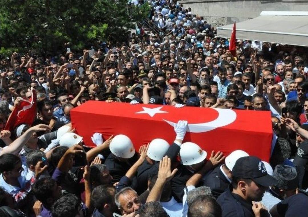 Sivas Şehit Polisini G&ouml;zyaşları İ&ccedil;inde Uğurladı