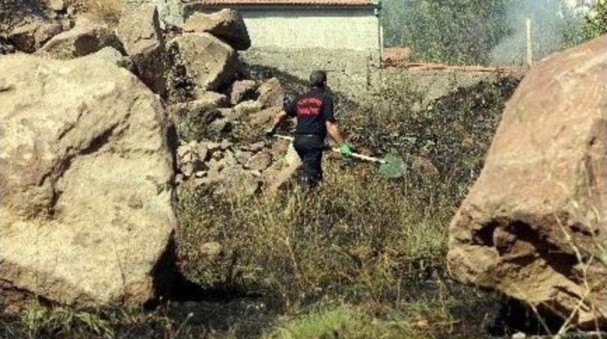 Anız Yangını İtfaiyenin M&uuml;dahalesi İle B&uuml;y&uuml;meden S&ouml;nd&uuml;r&uuml;ld&uuml;
