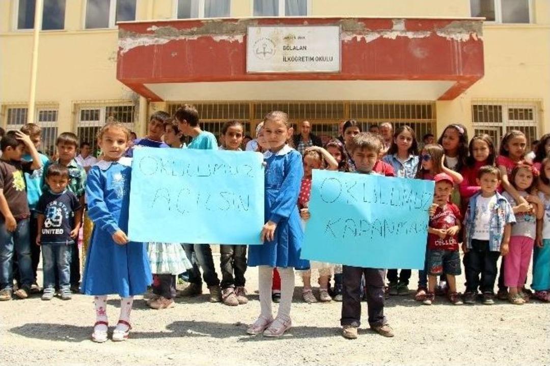 &Ccedil;ocuklar Kapanan Okullarının A&ccedil;ılması İ&ccedil;in Eylem Yaptı