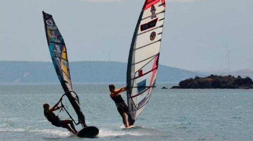 &Ccedil;ağla Kubat K&uuml;rs&uuml;ye Kızı Ile &Ccedil;ıktı