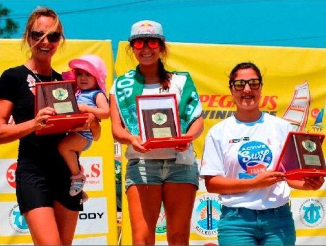 &Ccedil;ağla Kubat K&uuml;rs&uuml;ye Kızı Ile &Ccedil;ıktı 1