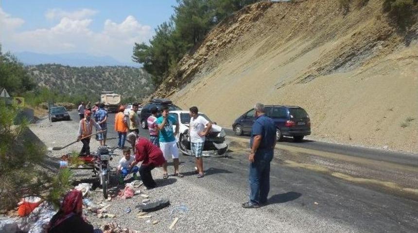 Otomobil Motosiklet İle &Ccedil;arpıştı: 3&rsquo;&uuml; Ağır 4 Yaralı