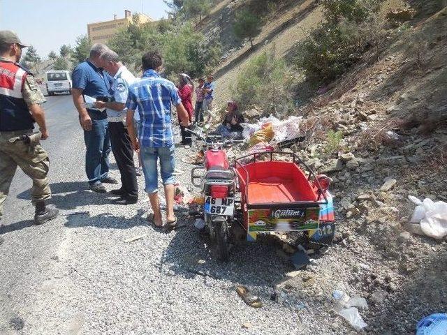 Otomobil Motosiklet İle &Ccedil;arpıştı: 3&rsquo;&uuml; Ağır 4 Yaralı 1