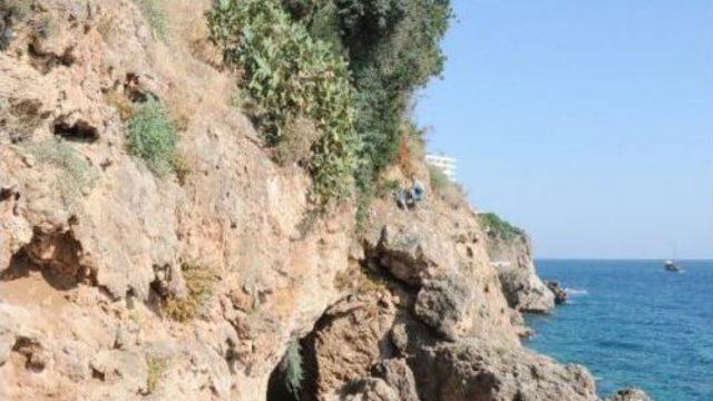 Falezlerden Kayalıklara Düşen Inşaat Işçisini Itfaiye Kurtardı