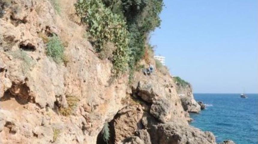 Falezlerden Kayalıklara D&uuml;şen Inşaat Iş&ccedil;isini Itfaiye Kurtardı