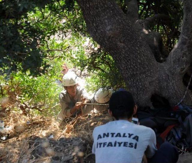 Falezlerden Kayalıklara Düşen Inşaat Işçisini Itfaiye Kurtardı