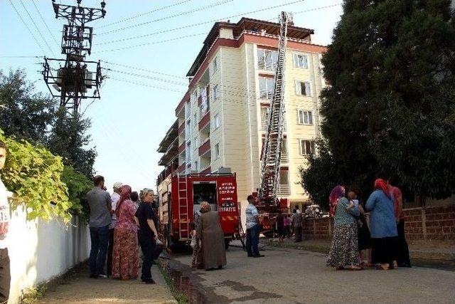 5 Katlı Binada Çıkan Yangın Korkuttu