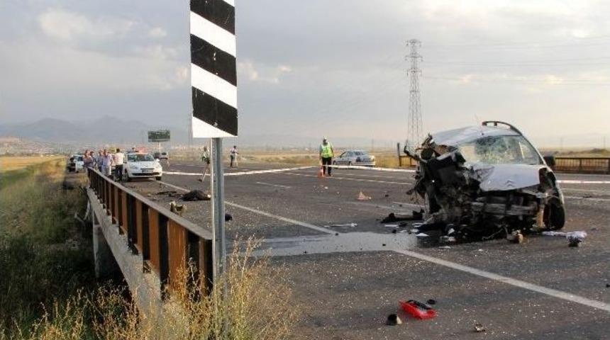 Erzurum&rsquo;da Feci Kaza: 2 &Ouml;l&uuml;, 5 Ağır Yaralı