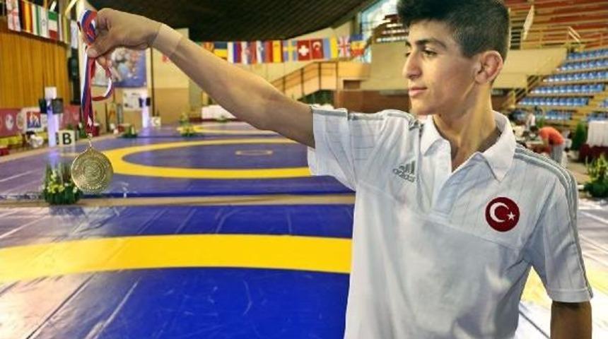 G&uuml;reşte Kerem Kamal, Avrupa Şampiyonu Oldu