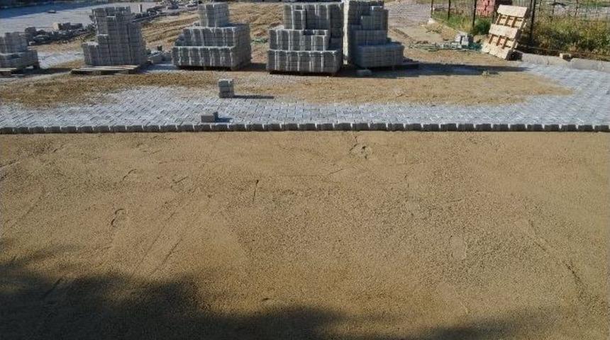 Yenikent&rsquo;te Okulların Bah&ccedil;esi Parke Taşlarla D&ouml;şeniyor