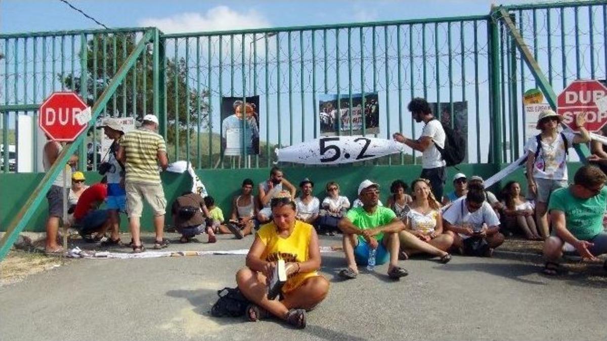 N&uuml;kleer Karşıtı Eyleme Arı Engeli