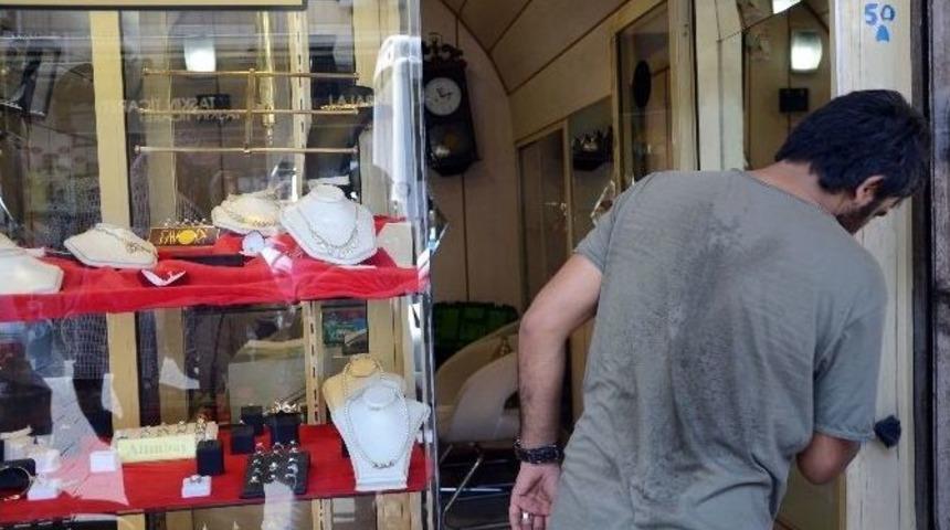 Kuyumcudan Altın Diye İmitasyon Takı Çaldılar