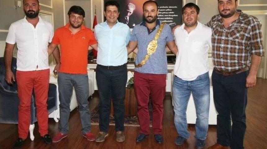 Başpehlivan Okulu, Altın Kemeriyle Başkan Gen&ccedil;&rsquo;i Ziyaret Etti