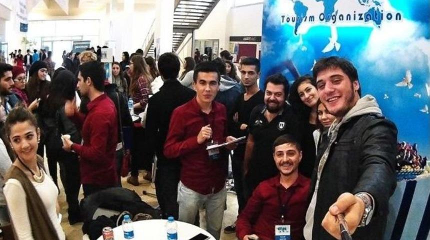 &Uuml;niversiteli Gen&ccedil; Kalbine Yenik D&uuml;şt&uuml;