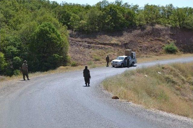 Tunceli’de Pkk Ve Tikko Birlikte Yol Kesti