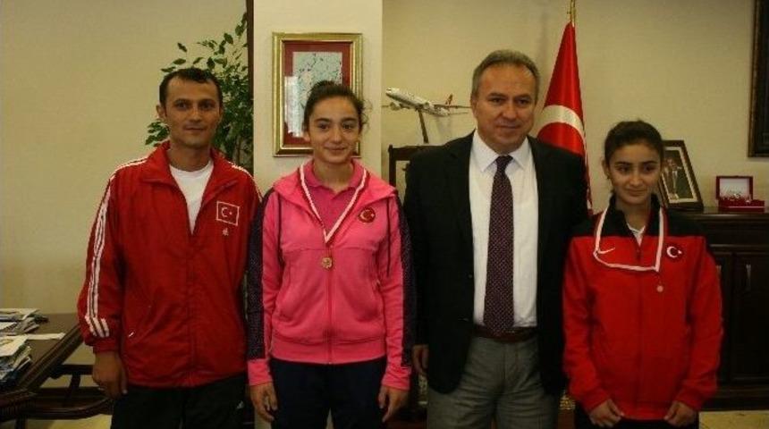 Vali Avrupa Şampiyonu Halterci Kızları &Ouml;d&uuml;llendirdi