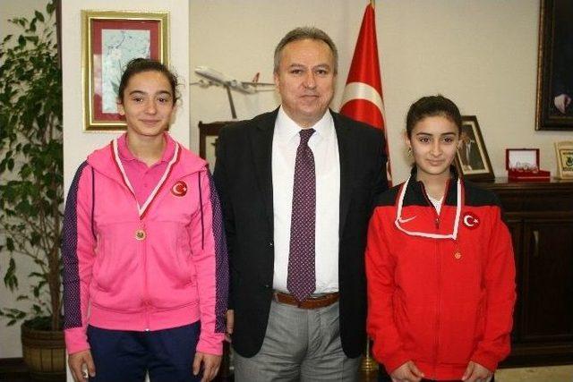 Vali Avrupa Şampiyonu Halterci Kızları Ödüllendirdi 1