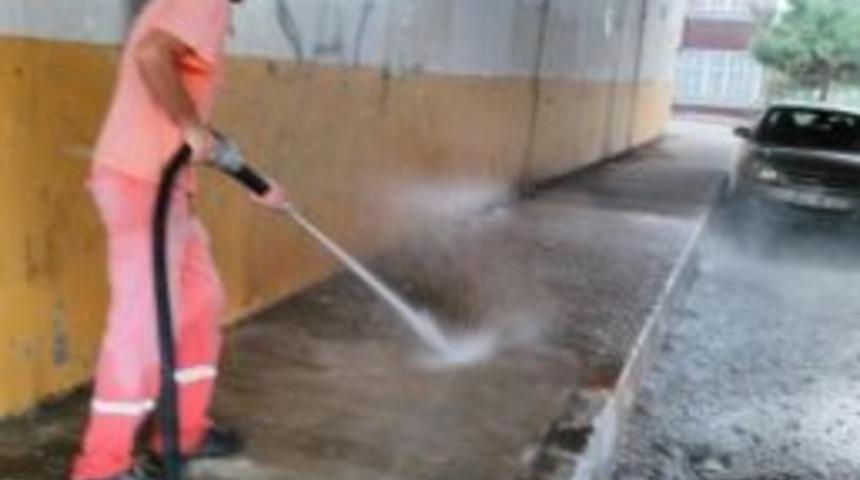 K&ouml;rfez&rsquo;de Yollar Yıkanıyor