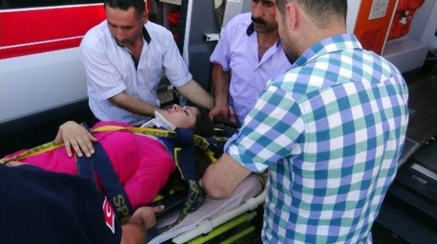 Aksaray&rsquo;da İki Otomobil &Ccedil;arpıştı: 12 Yaralı