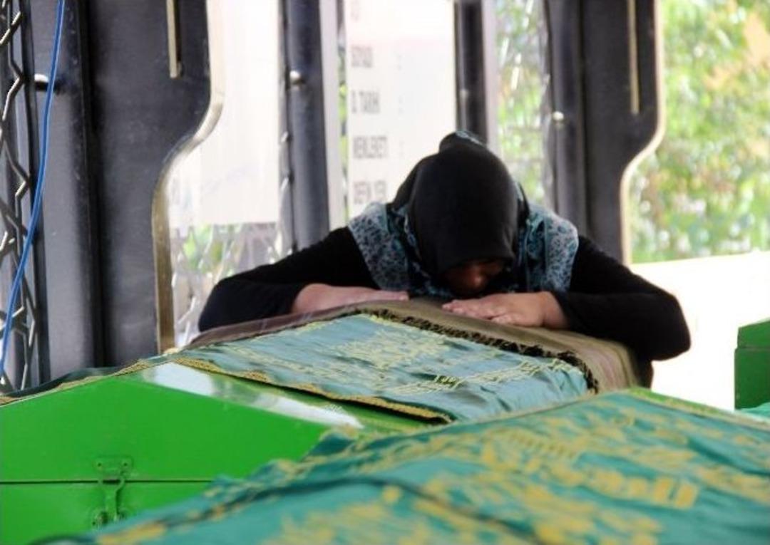 Aydın Ailesi G&ouml;zyaşları İ&ccedil;inde Toprağa Verildi