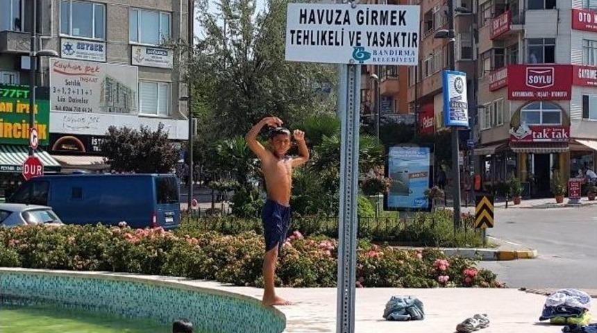 Sıcaktan Bunalan &Ccedil;ocuklar Yasak Dinlemiyor