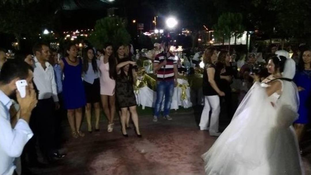 Gazeteci Gelin D&uuml;ğ&uuml;n&uuml;nde De Fotoğraf Makinesini Bırakmadı