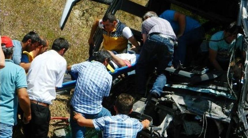 Ardahan&rsquo;da Yolcu Otob&uuml;s&uuml; İle Kamyonet &Ccedil;arpıştı: 1 &Ouml;l&uuml;, 3 Yaralı