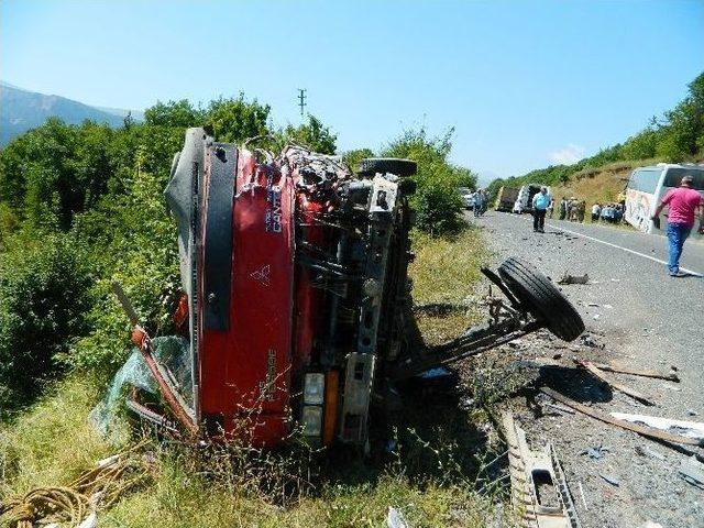 Ardahan’da Yolcu Otobüsü İle Kamyonet Çarpıştı: 1 Ölü, 3 Yaralı