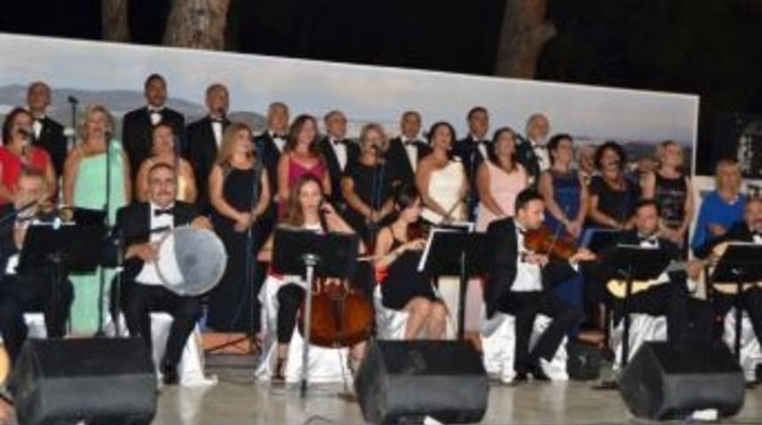 Ayvalık&rsquo;ta Tsm Konseri Ayakta Alkışlandı