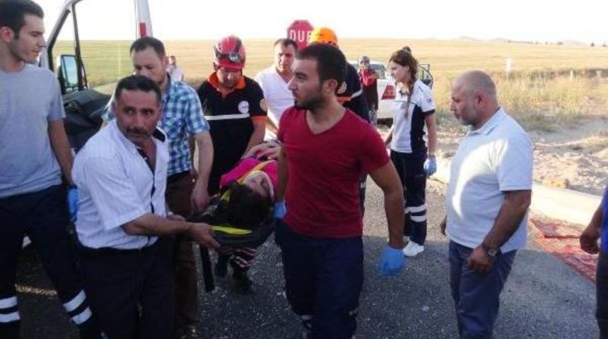 Aksaray&rsquo;Da 2 Otomobil &Ccedil;arpıştı: 12 Yaralı