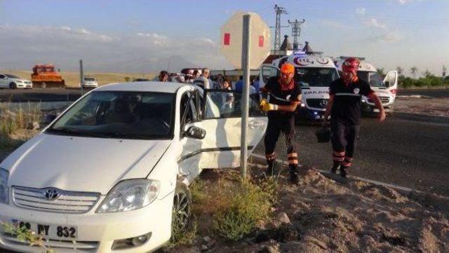 Aksaray’Da 2 Otomobil Çarpıştı: 12 Yaralı