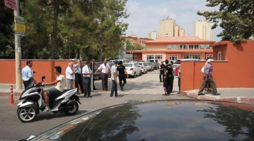 Altından Kablo Sarkan Suriye Plakalı Ara&ccedil; Bomba Paniğine Neden Oldu