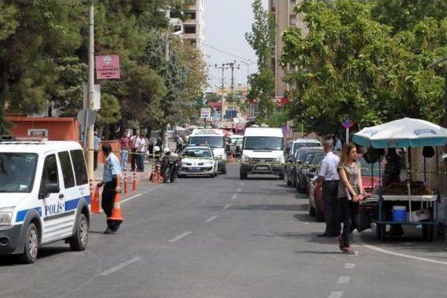 Altından Kablo Sarkan Suriye Plakalı Araç Bomba Paniğine Neden Oldu