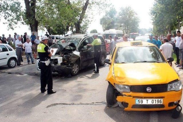 Tekirdağ’da 4 Aracın Birbirine Girdiği Kazada 2 Kişi Yaralandı