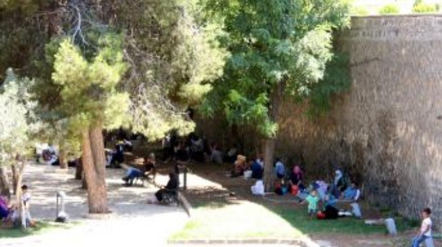 Şanlıurfa&rsquo;da Sıcaklar Bunaltıyor