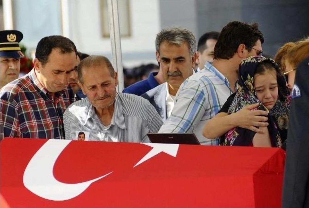 Şehit Polis M&uuml;d&uuml;r&uuml; İ&ccedil;in İstanbul Emniyetinde T&ouml;ren D&uuml;zenlendi