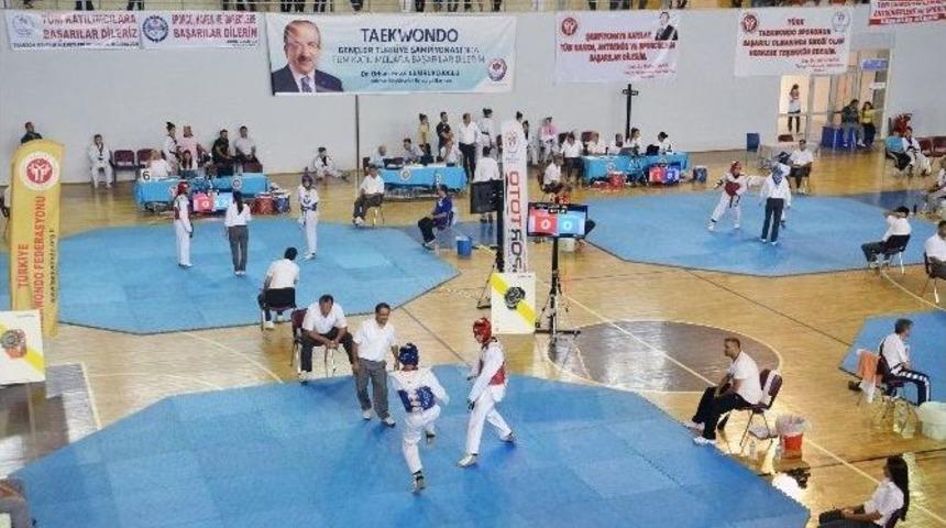 Gen&ccedil;ler T&uuml;rkiye Taekwondo Şampiyonası Trabzon&rsquo;da Başladı