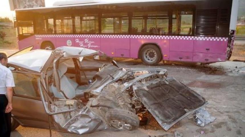 Otomobil, Belediye Otob&uuml;s&uuml;ne &Ccedil;arptı: 1 Yaralı