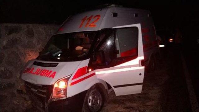 Hasta Taşıyan Ambulans Istinat Duvarına Çarptı: 1 Yaralı