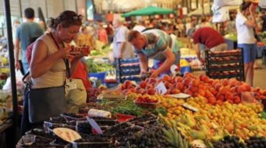 &Ccedil;ilekler Koksun Diye Kimyasal Sprey Sıkmışlar